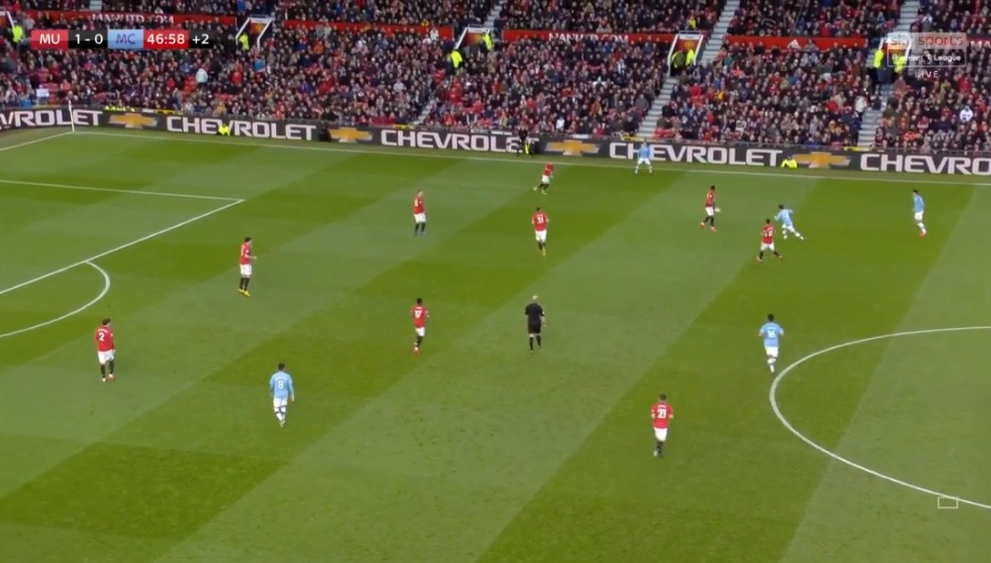 20 hình ảnh thú vị trận derby Manchester: 'Đam mê' United là bất diệt! - Bóng Đá