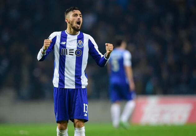 Leicester rival Blues for Telles - Bóng Đá