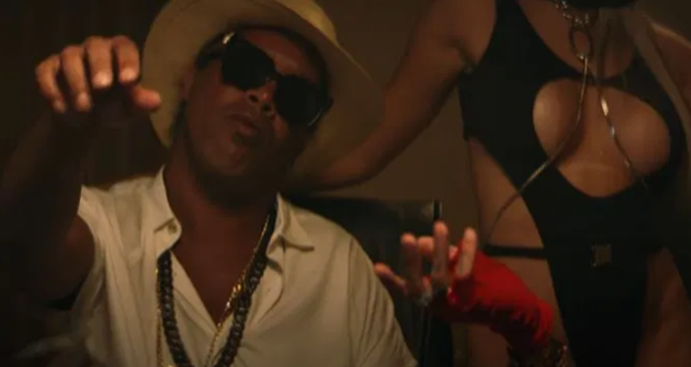 Ronaldinho raps while surrounded by half-naked twerking beauties as Brazil legend reveals plans for eight songs in 2021 - Bóng Đá