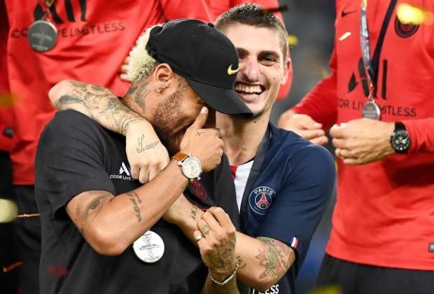Kylian Mbappe visibly pushes Neymar out of PSG's Super Cup celebrations - Bóng Đá