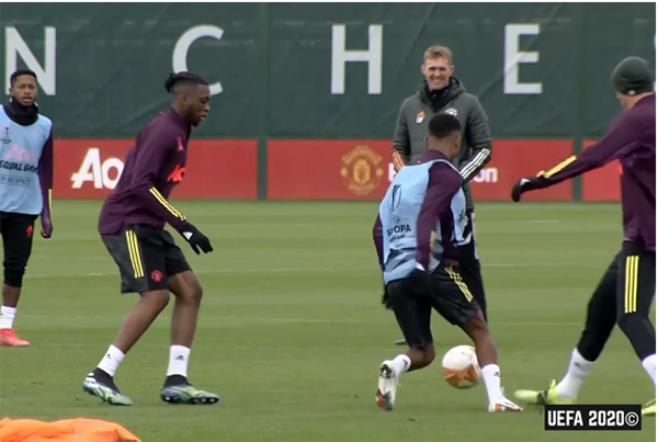 Diallo nhảy múa biến Wan-Bissaka và Matic thành 