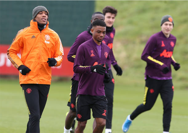 Diallo nhảy múa biến Wan-Bissaka và Matic thành 