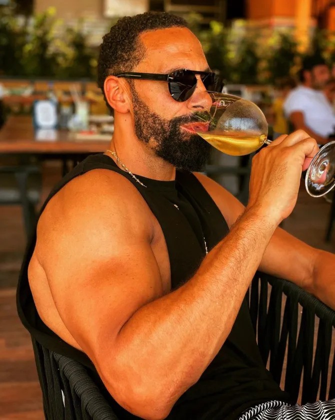  'Stop doing photoshop': Rafael trolls Rio Ferdinand for his bulked-up biceps - Bóng Đá