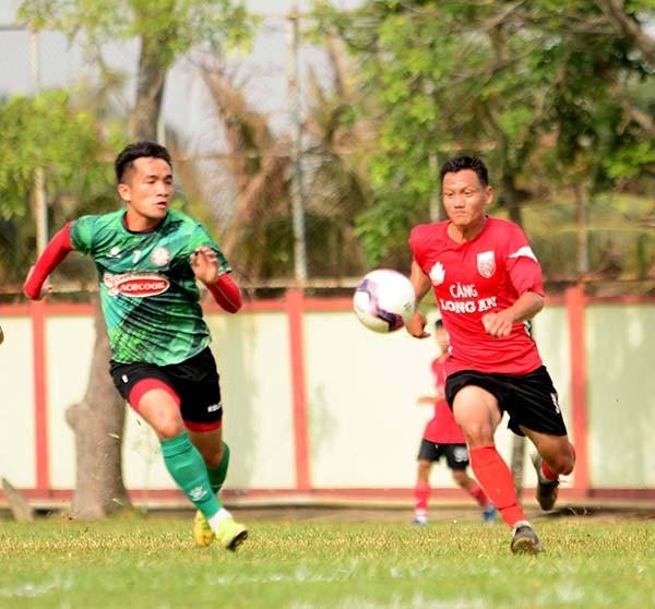 Lee Nguyễn phô diễn kỹ thuật, giúp CLB TP.HCM thắng đậm Long An - Bóng Đá