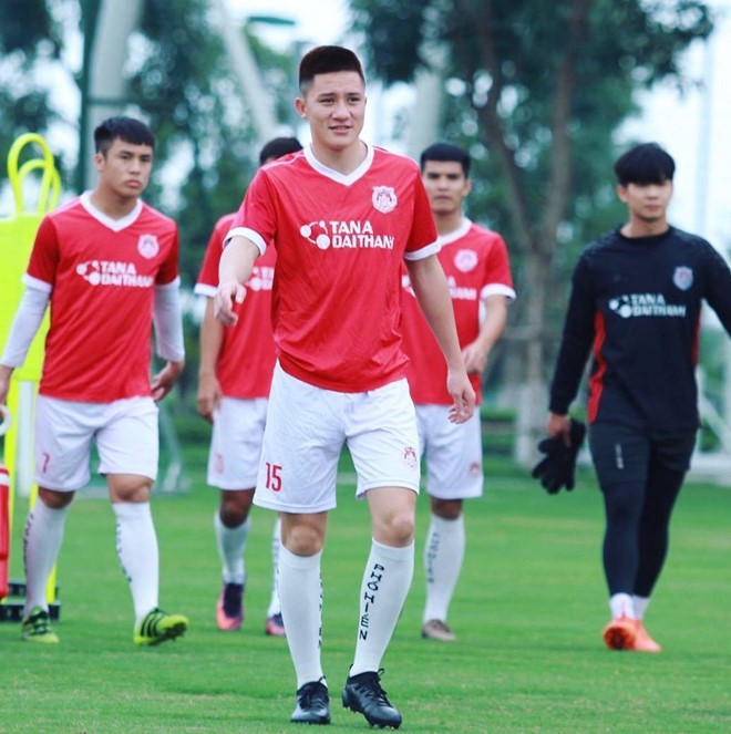 Nhận thẻ đỏ, cầu thủ trẻ HAGL đòi đánh trọng tài - Bóng Đá