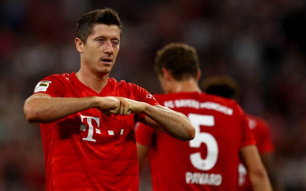Lewandowski tỏa sáng, Bayern hú vía thoát thua ngày ra quân - Bóng Đá