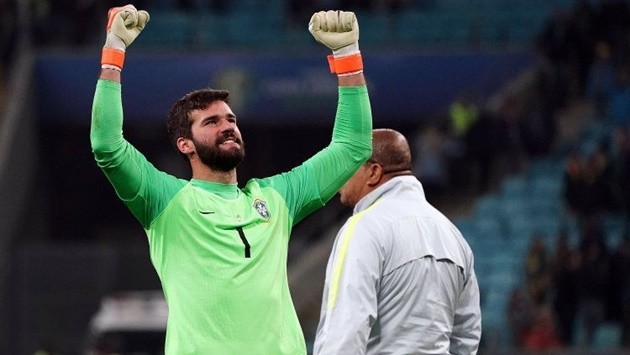 Đi qua mọi giới hạn, Alisson Becker giành 'hattrick' không tưởng - Bóng Đá