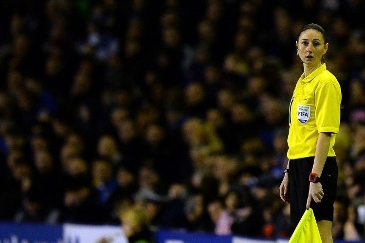 Sian Massey-Ellis, First Woman Line Judge in the Community Shield  - Bóng Đá