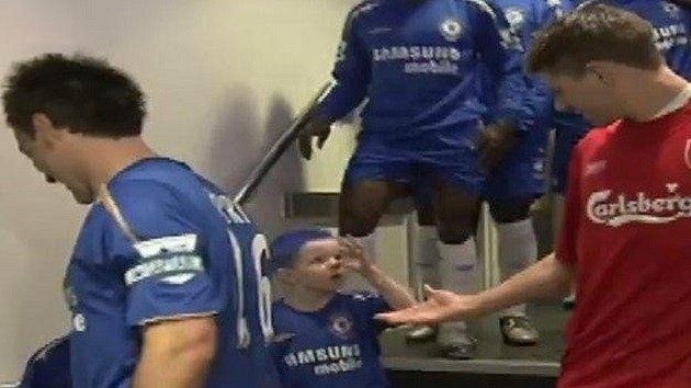 Chelsea mascot who pranked Steven Gerrard - what happened to him? - Bóng Đá