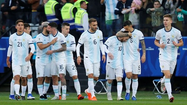 Ảnh Messi nhận thẻ đỏ - Bóng Đá