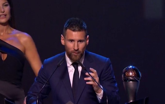 ảnh messi nhận danh hiệu THe Best - Bóng Đá