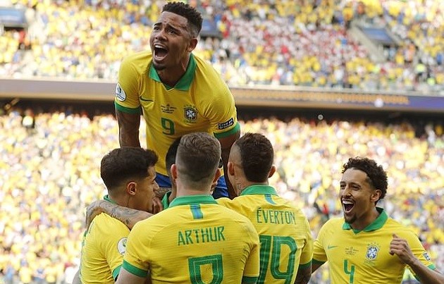 Firmino khiến NHM Selecao phát sốt với tuyệt kĩ 