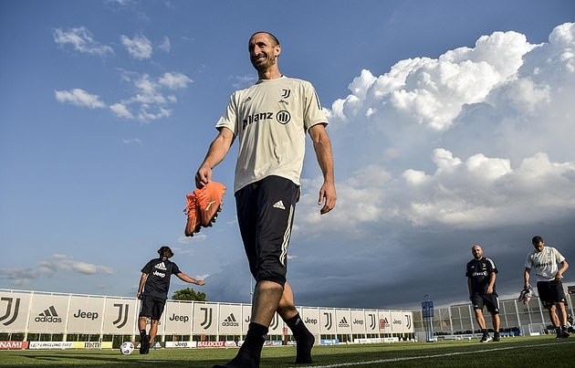 ndrea Pirlo takes first session at Juventus as his squad begin pre-season training just 17 days after last campaign finished - Bóng Đá