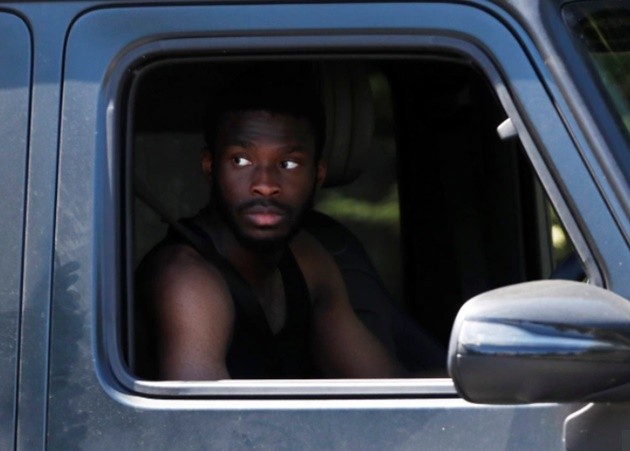 N’Golo Kante back at Chelsea for more tests after club allowed midfielder time off due to coronavirus fears - ảnh Chelsea đến sân tập - Bóng Đá