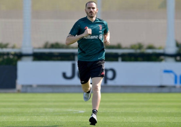 Aaron Ramsey arrives for Juventus training as stars are tested for coronavirus in car park ahead of Serie A return - Bóng Đá