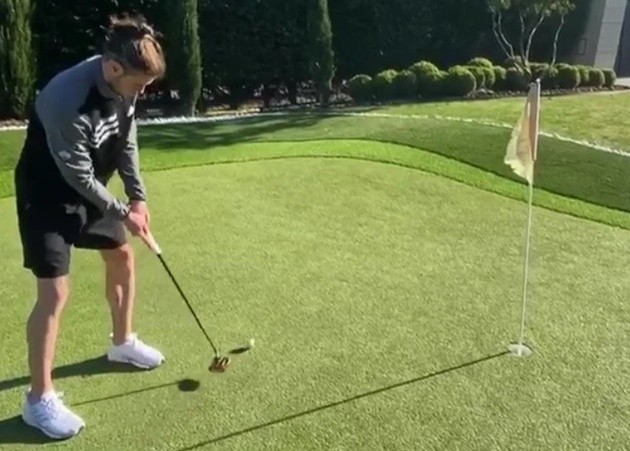 Golf fanatic Bale uses time off from football to finesse his putting as he sinks outrageous trick shot - Bóng Đá