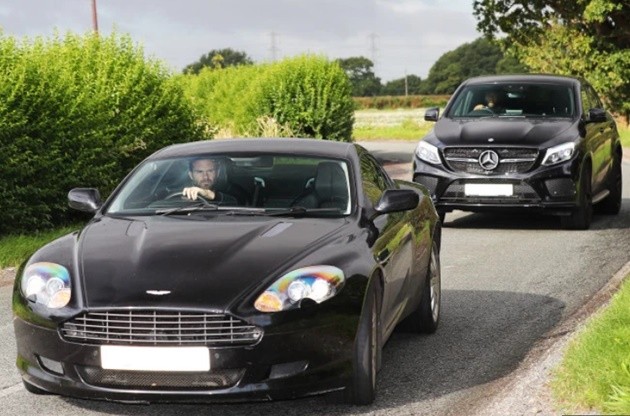 ‘Pogba Out’ sign outside Man Utd training ground removed as players arrive at Carrington - Bóng Đá