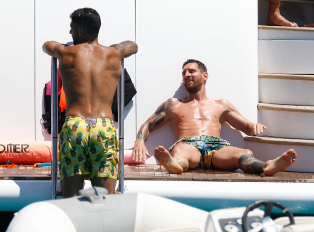 Lionel Messi and Luis Suarez board mega yacht near Ibiza with Barcelona star’s wife Antonela Roccuzzo sizzling in bikini - Bóng Đá