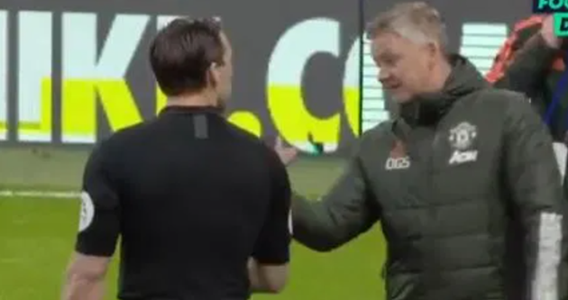 Watch Man Utd boss Solskjaer act out Hudson-Odoi handball to linesman during Chelsea clash - Bóng Đá