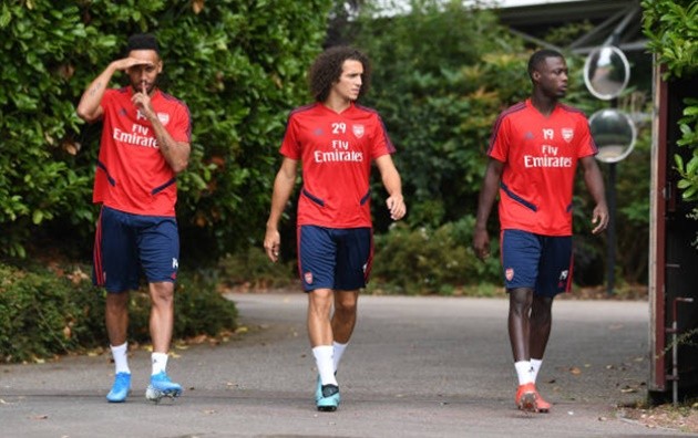 Pepe xỏ háng Xhaka trong buổi tập - Bóng Đá