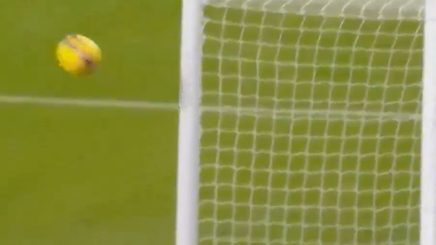 Tình huống bỏ lỡ khó tin của Aubameyang - Bóng Đá