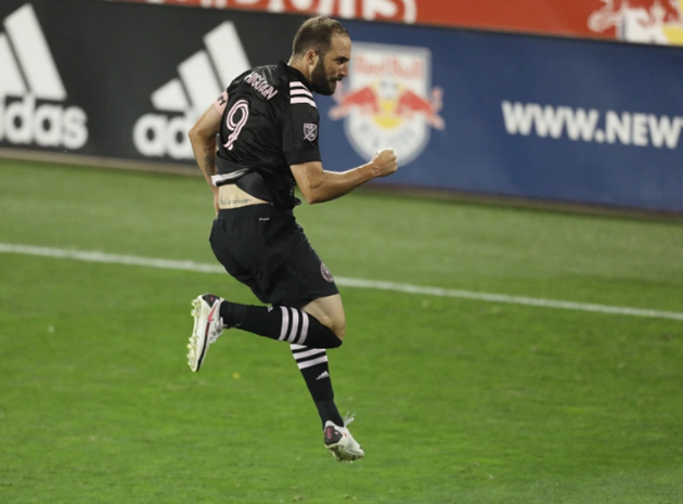 Ex-Chelsea striker Higuain has ‘passion for dirty women’ - Bóng Đá