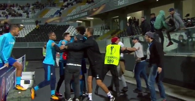 Eric Dier không phải là người duy nhất 'nói chuyện bằng tay chân' với CĐV - Bóng Đá