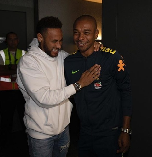 Neymar đến thăm đội tuyển Brazil (Daily Mail) - Bóng Đá