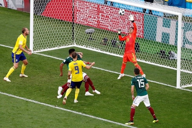 'Thánh' Ochoa lại cản phán xuất thần đưa Mexico vào bán kết - Bóng Đá