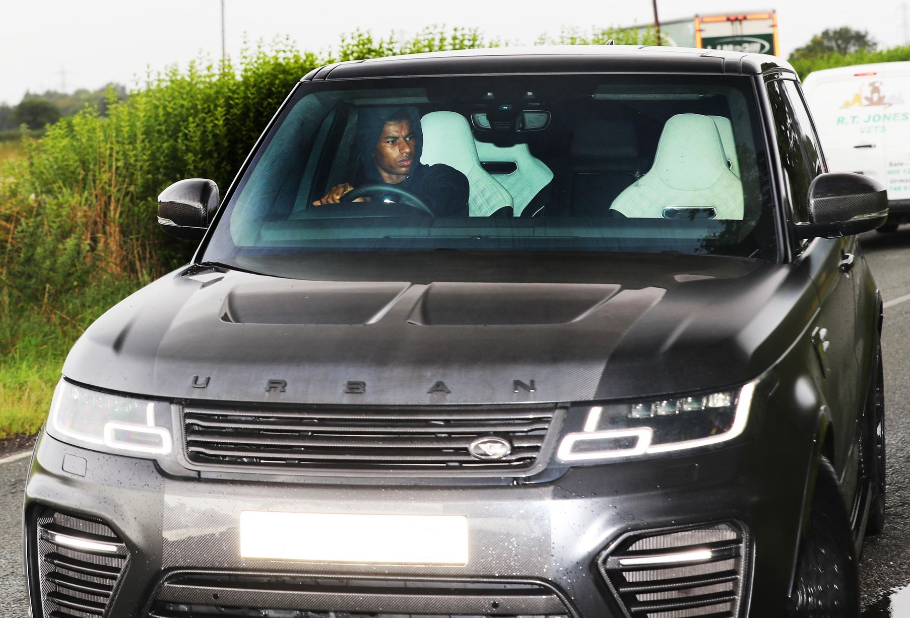 Alexis Sanchez arrives for Manchester United training as Inter Milan make transfer enquiry - Bóng Đá