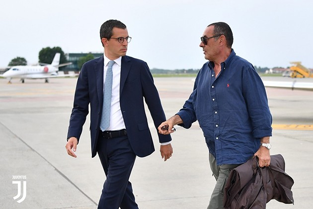 Chùm ảnh: CHÍNH THỨC đến Juventus, Sarri ăn mặc cực kỳ giản dị - Bóng Đá
