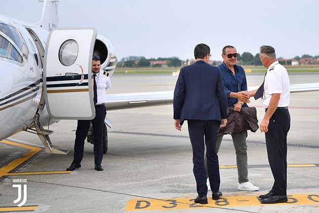 Chùm ảnh: CHÍNH THỨC đến Juventus, Sarri ăn mặc cực kỳ giản dị - Bóng Đá