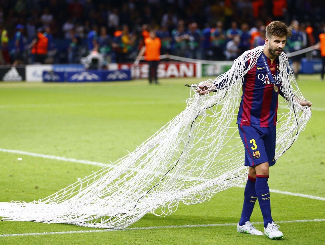 Pique cut the net - Bóng Đá