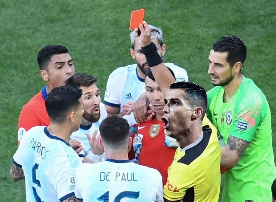 Ảnh chế Messi thẻ đỏ - Bóng Đá