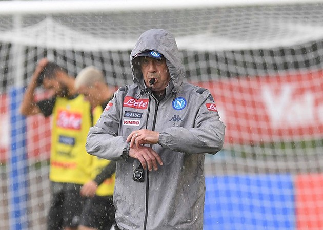 Sao Napoli hóa 'trẻ con', hồn nhiên tắm mưa đá bóng - Bóng Đá