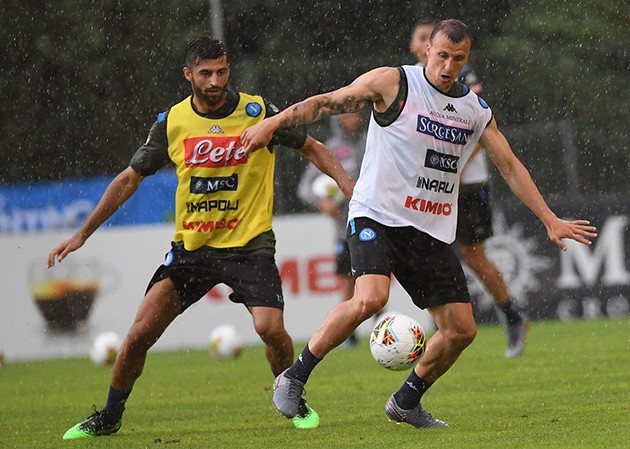 Sao Napoli hóa 'trẻ con', hồn nhiên tắm mưa đá bóng - Bóng Đá