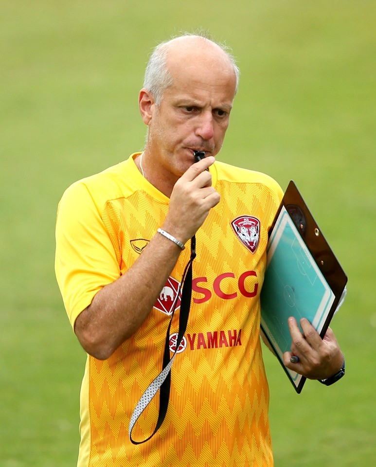 HLV Muangthong United cảm ơn Văn Lâm và đồng đội sau chuỗi trận ấn tượng - Bóng Đá