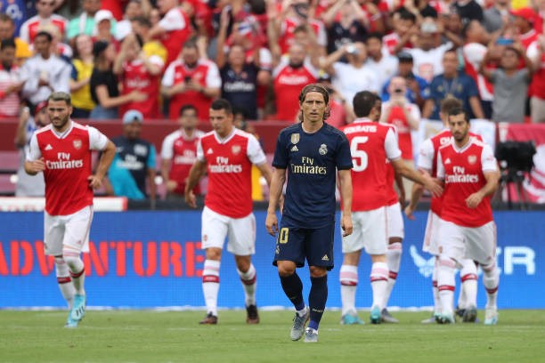 Real Madrid vượt qua Arsenal trong trận cầu có tới 2 tấm thẻ đỏ - Bóng Đá