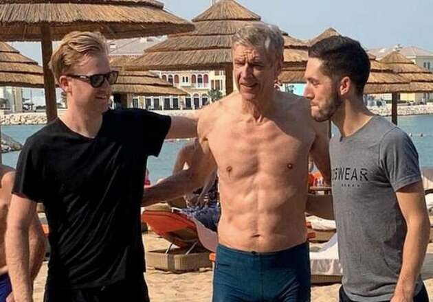 Clarence Seedorf, 44, shows off absolutely ripped beach body as AC Milan legend enjoys summer break - Bóng Đá