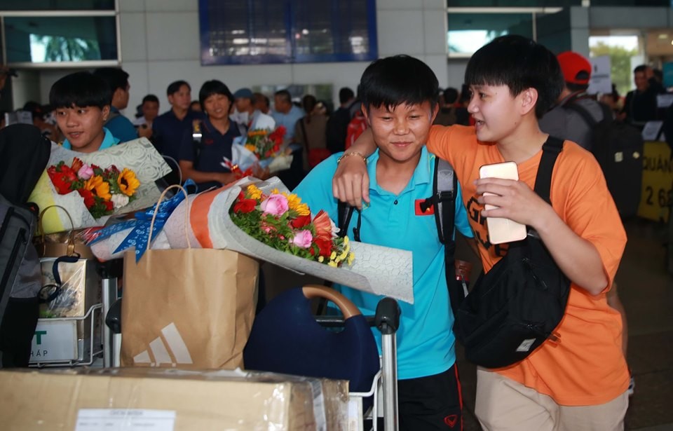 Các cô gái vàng Việt Nam được chào đón ở sân bay - Bóng Đá