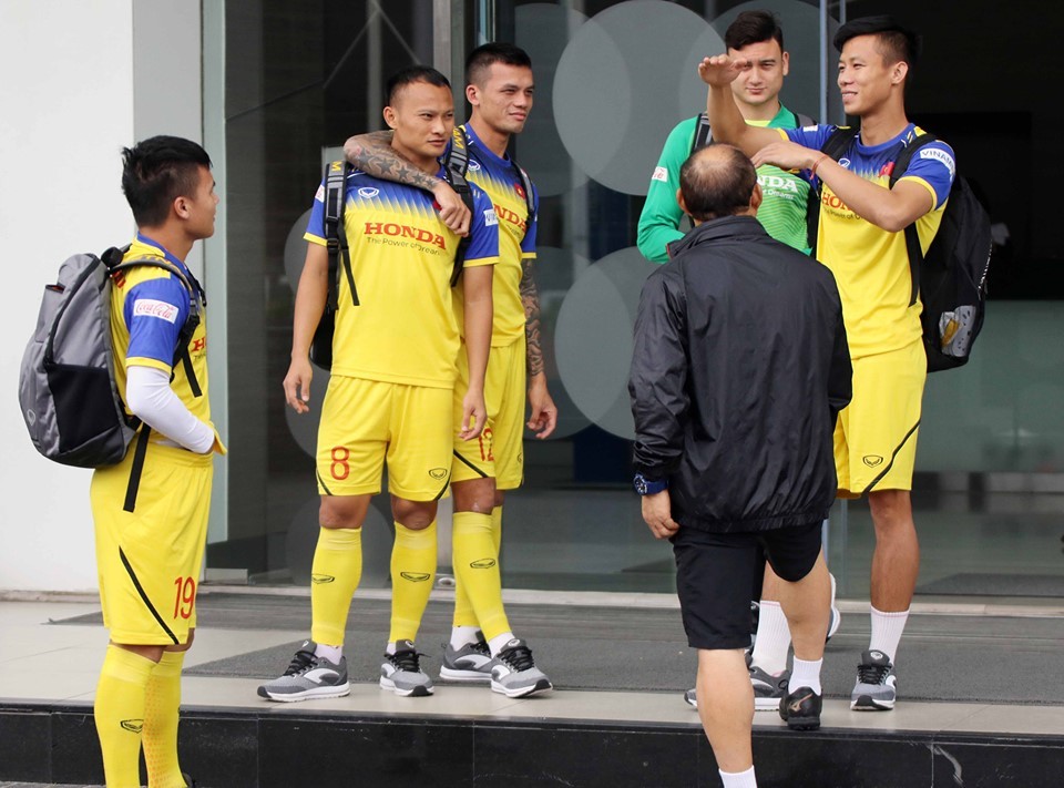 Công Phượng tươi rói trong ngày đầu tập luyện cùng ĐT Việt Nam tại Thái Lan - Bóng Đá