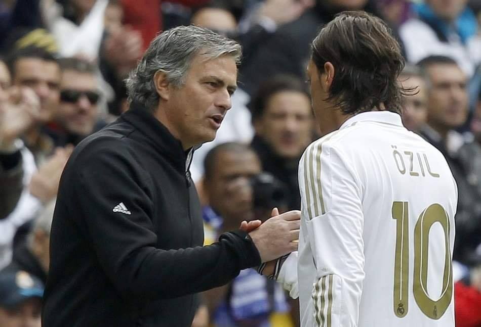 Ozil writes in his biography (chỉ trích Mourinho) - Bóng Đá