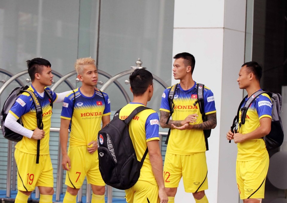 Công Phượng tươi rói trong ngày đầu tập luyện cùng ĐT Việt Nam tại Thái Lan - Bóng Đá