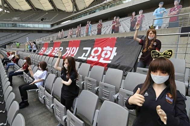 AC Milan filled the San Siro with Fortnite cutouts  - Bóng Đá