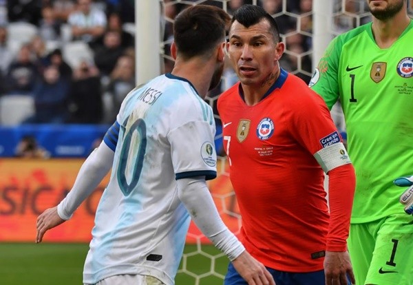 Ảnh Messi nhận thẻ đỏ - Bóng Đá