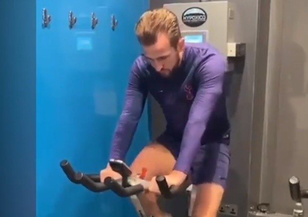 Jorginho bước lên đá phạt,  Abraham làm điều khó hiểu - Bóng Đá