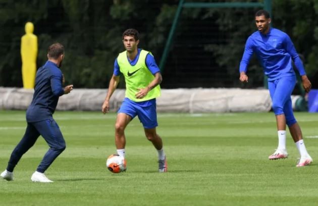 Fan Chelsea ném đá Jorginho - Bóng Đá