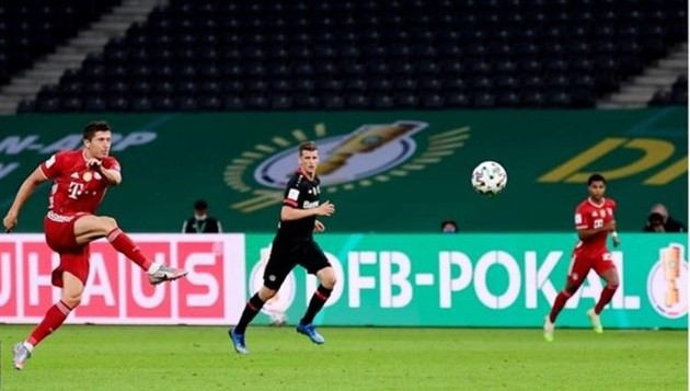 Neuer kiến tạo từ phần sân nhà, Bayern hoàn tất 