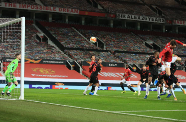Victor Lindelof delivers UFC-style flying knee to KO Axel Tuanzebe’s Man Utd goal - Bóng Đá