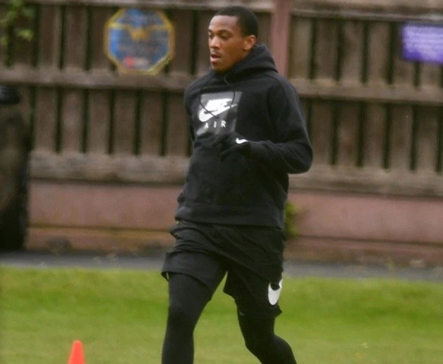 Phil Jones trains alone on field with just a dog for company as Man Utd defender gears up for Premier League restart - Bóng Đá